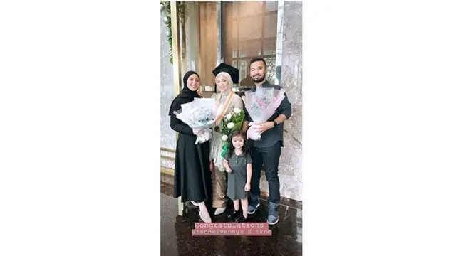 Momen wisuda Rachel Vennya di hadiri oleh para sahabatnya, ia juga diberi ucapan selamat.
