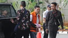 Pengacara Alfin Suherman (tengah) selaku penyuap Aspidum Kejati DKI Jakarta Agus Winoto akan menjalani pemeriksaan di Gedung KPK, Jakarta, Senin (12/8/2019). Alfin diperiksa sebagai tersangka terkait suap penangan perkara penipuan investasi Sendy Perico. (merdeka.com/Dwi Narwoko)