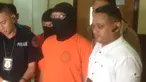 Ari Tri Susanto gitaris band Padi ditangkap tanpa perlawanan saat petugas Satuan Narkoba Polres Jakarta Selatan.