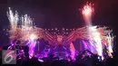 Aksi panggung DJ Martin Garrix dengan setting panggung yang megah saat menghibur penonton dalam acara festival musik Djakarta Warehouse Project (DWP) 2016 di Jiexpo Kemayoran, Jakarta, Jumat (10/12). (Liputan6.com/Herman Zakharia)