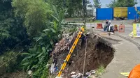 Warga Waswas Jalan Longsor di Wilayah Kota Sukabumi Tak Kunjung Diperbaiki