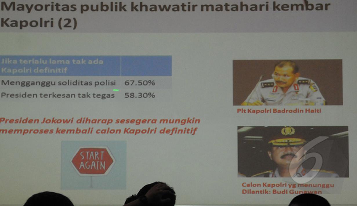 LSI memperlihatkan sebuah slide yang berisi kekhawatiran publik tentang adanya kemungkinan matahari kembar di Polri, Jakarta, Selasa (20/1//2015). (Liputan6.com/Herman Zakharia)