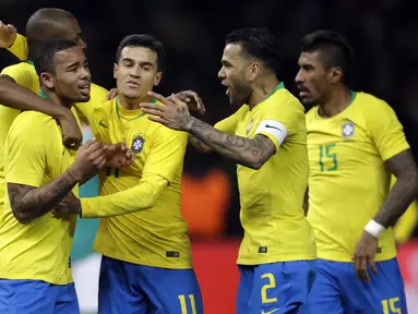 Para pemain Brasil merayakan gol yang dicetak oleh Gabriel Jesus pada laga persahabatan di Stadion Olympiastadion, Berlin, Selasa (27/3/2018). Jerman takluk 0-1 dari Brasil. (AP/Michael Sohn)