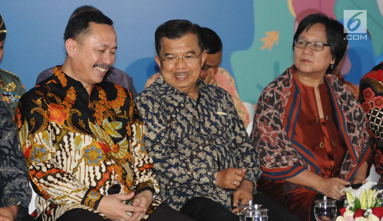 Wakil Presiden Jusuf Kalla berbincang dengan Ketua Komnas HAM, Ahmad Taufan Damanik saat peringatan hari Hak Asasi Manusia (HAM) internasional 2018 di kantor Komnas HAM, Jakarta, Selasa (11/12). (Liputan6.com/Angga Yuniar)