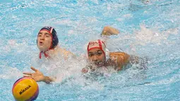 Atlet polo air putra Indonesia berebut bola dengan atlet Serbia saat uji coba di kolam Stadion Akuatik GBK, Jakarta, Rabu (11/7). Pertandingan untuk melihat kesiapan tim polo air Indonesia dalam pertandingan Asian Games 2018. (Liputan6.com/Faizal Fanani)