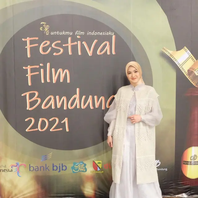 Pertama Kali Raih Penghargaan, Ini 6 Potret Cut Syifa di Festival Film Bandung 2021