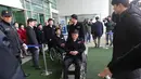 Atlet Korea Utara tiba untuk berpartisipasi dalam Paralimpiade Pyeongchang 2018 di Kantor Transit Korea, dekat Zona Demiliterisasi, Paju, Korea Selatan, Rabu (7/3). Jumlah atlet dan delegasi Korea Utara mencapai 24 orang. (Ahn Young-joon/POOL/AFP)