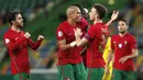 Para pemain Portugal merayakan gol yang dicetak oleh  Diogo Jota ke gawang Swedia pada laga UEFA Nations League di Stadion Jose Alvalade, Kamis (15/10/2020). Portugal menang dengan skor 3-0. (AP Photo/Armando Franca)