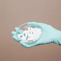 Obat Covid-19 produksi perusahaan farmasi Amerika Serikat Molnupiravir diupayakan tiba di Indonesia pada akhir tahun 2021. (pexels/karolinagrabowska).