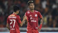 Bek Persija Jakarta, Valentino Telaubun, bersalaman dengan rekannya usai melawan Bhayangkara FC pada laga Liga 1 di SUGBK, Jakarta, Jumat (23/3/2018). Kedua klub bermain imbang 0-0. (Bola.com/Vitalis Yogi Trisna)