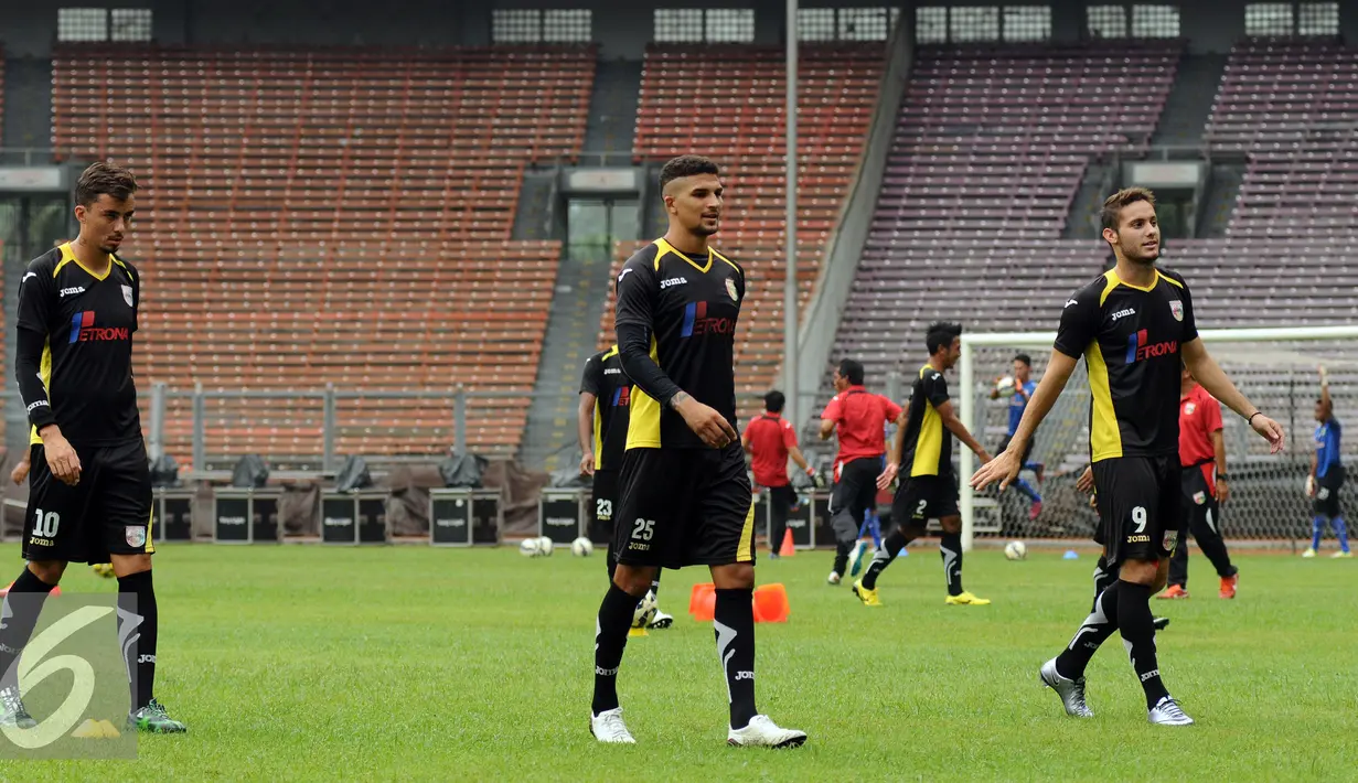 Pemain asing Mitra Kukar asal Brasil, Rodrigo Dos Santos, Arthur Cunha dan Patrick dos Santos (kiri ke kanan) berjalan bersama usai berlatih di Stadion GBK Jakarta, Sabtu (23/1/2016). (Liputan6.com/Helmi Fithriansyah)