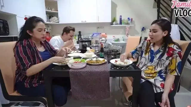 Potret Dapur Ayu Ting Ting yang Minimalis, Kaya Warna Putih dengan Tembok Nuansa Green Screen