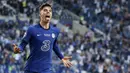 Penyerang Chelsea, Kai Havertz, melakukan selebrasi usai mencetak gol ke gawang Manchester City pada laga final Liga Champions di Stadion Dragao, Minggu (30/5/2021). Chelsea sementara unggul 1-0 di babak pertama. (Jose Coelho/Pool via AP)