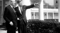 Presiden John F. Kennedy dan PM Harold Macmillan (John F. Kennedy Presidential Library & Museum)
