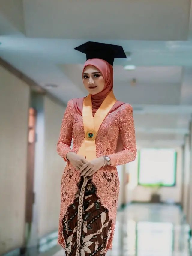 6 Potret Memukau Kakak Ipar Lesti Kejora saat Wisuda S2, Anggun Pakai Kebaya