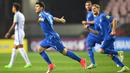Selebrasi pemain Italia, Riccardo Orsolini setelah mencetak gol ke gawang Inggris pada laga semifinal Piala Dunia U-20 2017 di Jeonju World Cup Stadium, Korea Selatan (8/6/2017). Riccardo Orsolini berhasil meraih gelar top skor pada Piala Dunia U-20 2017 di Korea Selatan dengan raihan 5 gol. Italia sendiri sukses menempati peringkat ketiga setelah menang adu penalti atas Uruguay dalam laga perebutan tempat ketiga. (AFP/Jung Yeon-je)