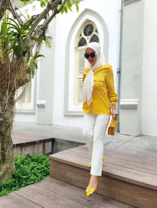 Kali ini, pelantun “sesuatu” itu tampil dengan outfit nuansa kuning-putih.  (Instagram/princessyahrini).
