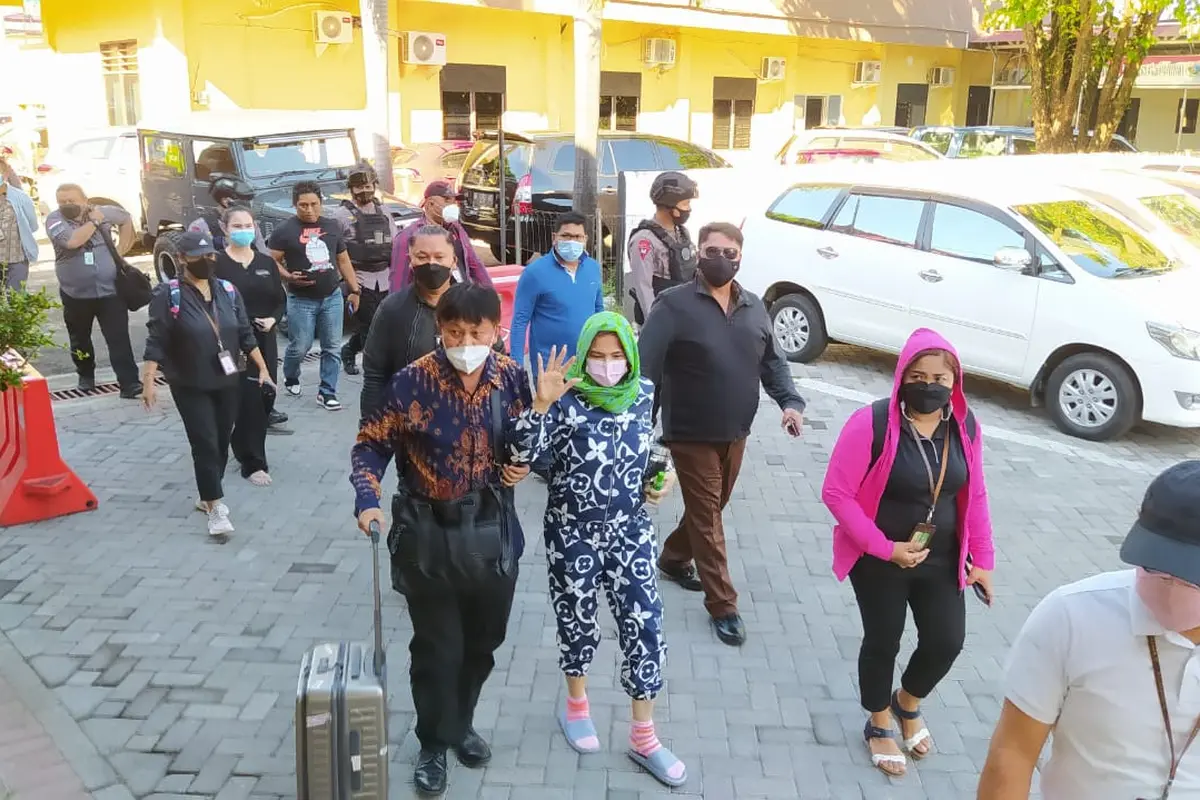 Tersangka VAP alias Vonnie setelah tiba di Bandara Sam Ratulangi Manado langsung dibawa ke Rutan Polda Sulut untuk ditahan.