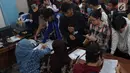 Suasana saat warga mengurus surat pindah tempat memilih atau Formulir A5 Pemilu 2019 di Kantor KPUD Jakarta Selatan, Jakarta, Rabu (10/4). Ratusan warga rela mengantre sejak pagi untuk mengurus Formulir A5. (Liputan6.com/Herman Zakharia)