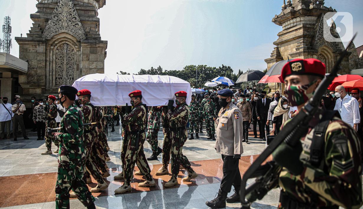 Personel TNI mengusung  jenazah mantan KSAD Jenderal TNI (Purn) Pramono Edhie Wibowo saat pemakaman di Taman Makam Pahlawan Kalibata, Jakarta, Minggu (14/6/2020). Pemakaman Pramono Edhie Wibowo dilaksanakan secara militer. (Liputan6.com/Faizal Fanani)