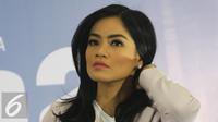 Titi Kamal saat konferensi pers film Ada Apa Dengan Cinta 2 di Jakarta, Senin (25/4/2016). (Liputan6.com/herman Zakharia) 
