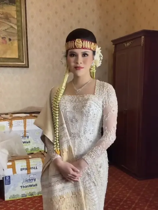 Setelah pemberkataan, Chen masih mengenakan busana yang sama. Namun kali ini mengenakan ikat kepala berwarna merah berhiaskan lempengan emas yang disebut dengan sortali dan tali-tali, lengkap dengan ronce melantinya. [@myrnamyura]