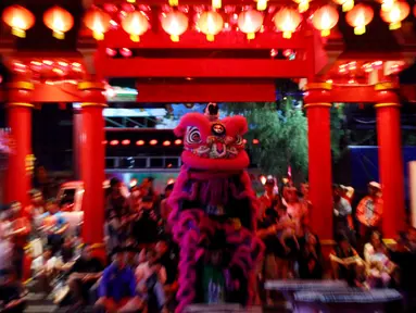 Atraksi barongsai menghibur pengunjung Vihara Dhanagun pada malam Tahun Baru Imlek 2571 di Bogor, Jumat (24/1/2020). Atraksi barongsai dan liong dilakukan Grup Atraksi Seni Indonesia (GASI) untuk menghibur jemaah yang bersembahyang selama malam Imlek. (merdeka.com/magang/Muhammad Fayyadh)