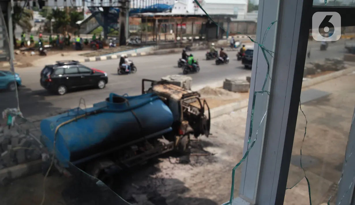 Kondisi mobil proyek yang hangus terbakar saat unjuk rasa menolak pengesahan Undang-Undang Cipta Kerja di kawasan Senen, Jakarta, Jumat (9/10/2020). Unjuk rasa tersebut berakhir ricuh dan mengakibatkan sejumlah fasilitas umum rusak. (Liputan6.com/Angga Yuniar)