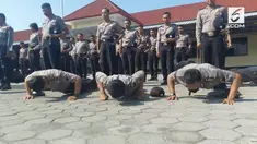 Kasat Sabhara Polres Grobogan Jawa Tengah menghukum sejumlah anggotanya yang tidak rapih berpakaian dan berambut gondrong saat apel di halaman Mapolres.