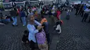 Pemerintah Provinsi DKI Jakarta memberangkatkan peserta mudik gratis 2026 dari Lapangan Monas pada Selasa 17 Maret 2026. Tampak dalam foto, orang-orang menunggu untuk menaiki bus yang akan mengangkut mereka ke kampung halaman untuk merayakan Hari Raya Idul Fitri 1447 Hijriah dalam perjalanan mudik gratis yang diselenggarakan oleh Pemerintah Provinsi Jakarta di Lapangan Monumen Nasional, Selasa 17 Maret 2026. (AP Photo/Achmad Ibrahim)