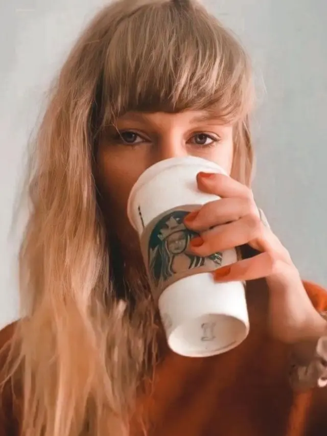Taylor Swift dalam kolaborasinya bersama Starbucks