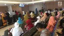 Sejumlah calon jemaah Umrah menunggu pengembalian dana atau refund di Kantor First Travel di GKM Green Tower, Jakarta, Kamis (27/7). Mereka menunggu kepastian keberangkatan hingga mengajukan pengembalian dana. (Liputan6.com/Immanuel Antonius)