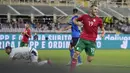 Pemain Bulgaria Atanas Iliev (kanan) melakukan selebrasi usai mencetak gol ke gawang Italia pada pertandingan sepak bola Grup C kualifikasi Piala Dunia 2022 di Stadion Artemio Franchi, Florence, Italia, Kamis (2/9/2021). Pertandingan berakhir dengan skor 1-1. (AP Photo/Luca Bruno)