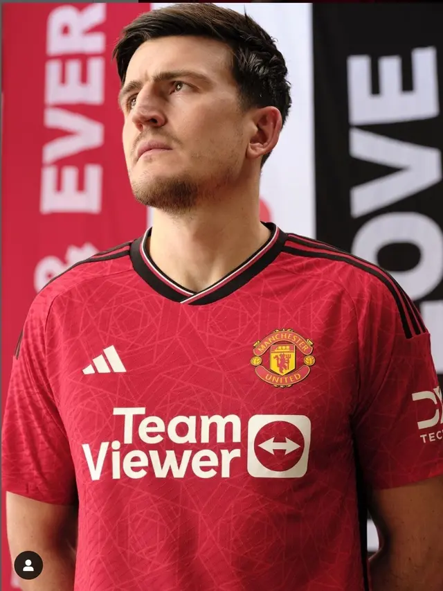 Kapten Manchester United Harry Maguire memamerkan jersey baru Manchester United musim 2023-2024 (Foto: Instagram Harry Maguire).