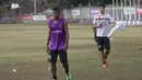 Pemain muda Bali United, Yabes Roni Malaifani dan Sutanto Tan atas inisiatif sendiri menambah porsi latihan untuk menambah kemampuan mereka di Lapangan Trisakti, Bali, Selasa (1/9/2015). (Bola.com/Vitalis Yogi Trisna)
