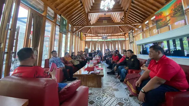 Relawan Mochtar Mohamad menyatakan dukungan untuk paslon nomor urut 1 Tri Adhianto-Harris Bobihoe sesuai instruksi M2. (Liputan6.com/Bam Sinulingga)