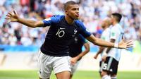 Striker Prancis, Kylian Mbappe, merayakan gol ke gawang Argentina pada laga 16 besar Piala Dunia di Kazan Arena, Kazan, Sabtu (30/6/2018). Prancis menang 4-3 atas Argentina. (AFP/Franck Fife)