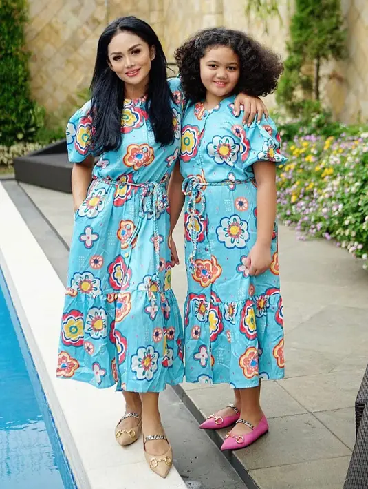 <p>Dress bermotif bunga akan membuatmu terlihat semakin muda dan berstamina.&nbsp;(instagram/krisdayantilemos)</p>