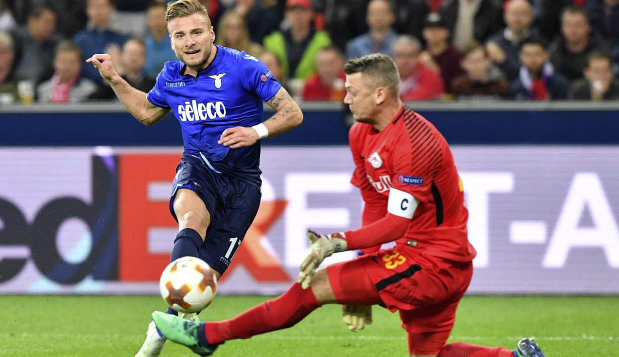 Pemain Lazio, Ciro Immobile mencoba mencetak gol ke gawang Salzburg pada leg kedua Liga Europa di Red Bull Arena, Austria, (12/4/2018). Salzburg lolos ke semifinal dengan agregat gol 6-5. (AP/Kerstin Joensson)
