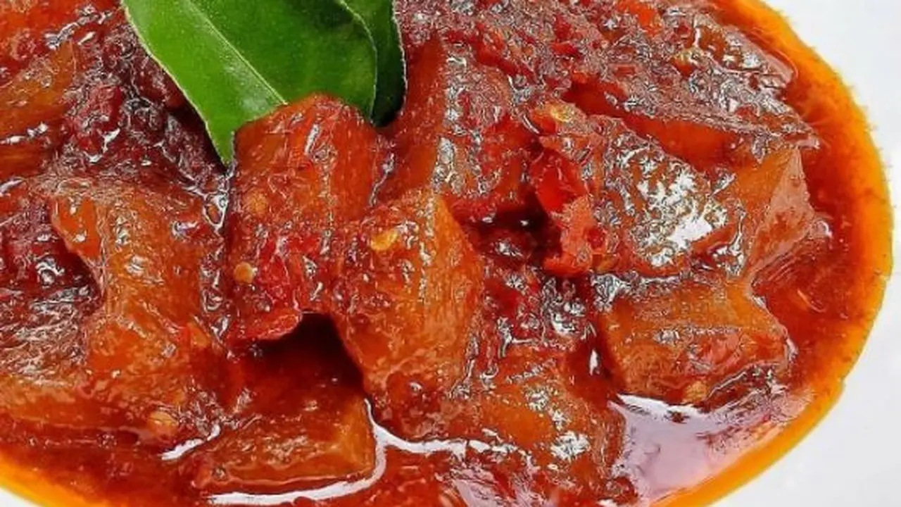 Sepiring kikil pedas bumbu ulek