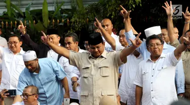 Capres 02 Prabowo Subianto bersama sejumlah tokoh dan kader pendukung saat konferensi pers  di depan Rumahnya, di Kertanegara, Jakarta, Rabu (17/4). Prabowo mengklaim menang Pilpres 2019 berdasarkan data exit poll menang di 5000 TPS. (Liputan6.com/Johan Tallo)