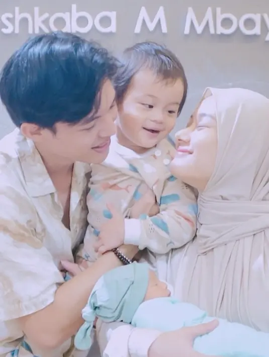 Terpaksa harus operasi caesar, pasangan ini sepakat memilih tanggal kelahiran cantik untuk anak keduanya. Tidak hanya tanggal, tapi juga jamnya yang ingin melahirkan pukul 02.03 pagi. [Instagram/rey_mbayang]