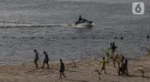 Warga bermain menikmati suasana pantai Ancol saat libur panjang perayaan Waisak 2568 BE, Jakarta, Jumat (24/5/2024). (Liputan6.com/Angga Yuniar)