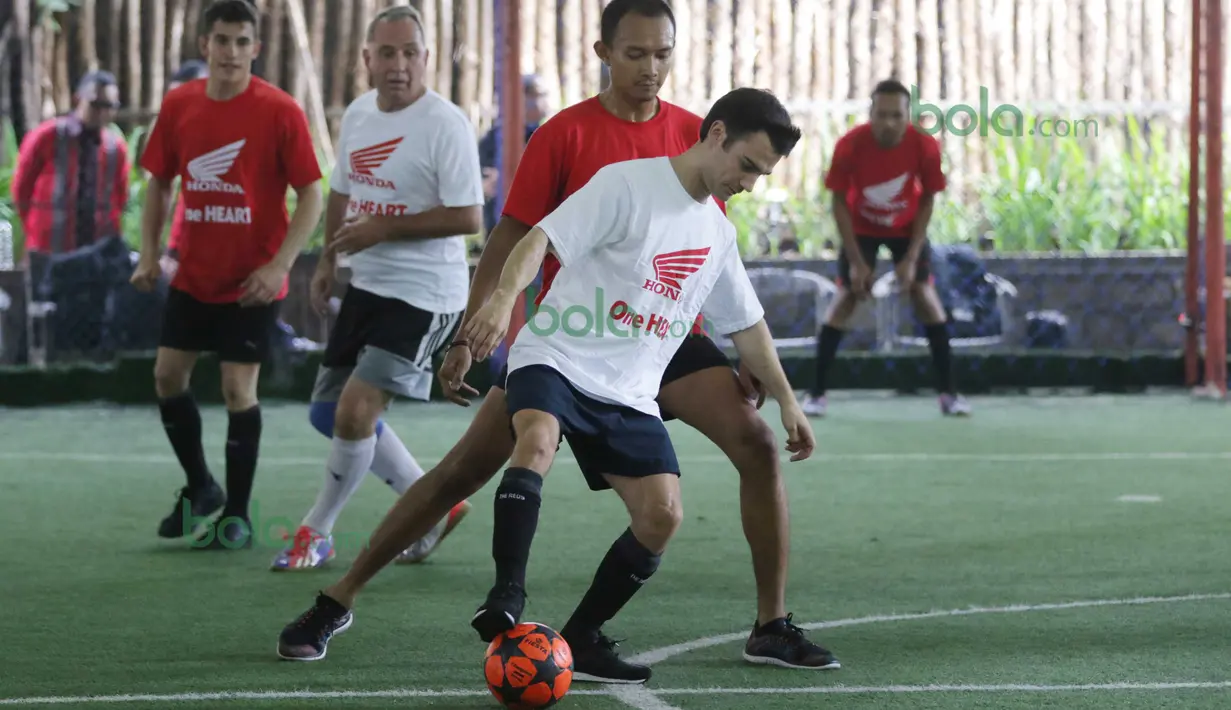 Dani Pedrosa mencoba melewati lawannya saat bermain futsal di Lapangan Futsal Kuningan Village, Jakarta, Sabtu (13/2/2016). (Bola.com/Nicklas Hanoatubun)
