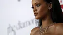Penyanyi Rihanna berpose pada acara penggalangan dana bernama The Diamond Ball di Santa Monica, California, (10/12). Clara Lionel Foundation merupakan Organisasi yang bergerak meningkatkan kualitas hidup masyarakat secara global. (REUTERS/Mario Anzuoni)