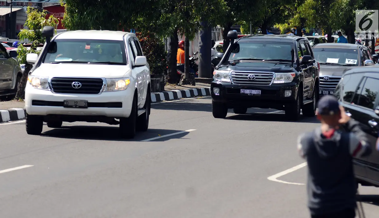 Iring-iringan kendaraan yang membawa mantan Presiden Amerika Serikat, Barack Obama terlihat menuju Pangkalan Udara Adi Sutjipto, Yogyakarta, Jumat (30/6). Obama beserta keluarga akan melanjutkan perjalanan menuju Jakarta. (Liputan6.com/Helmi Fithriansyah)