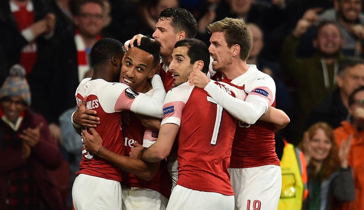 Perayaan gol Aubameyang ke gawang Valencia pada leg 1, semifinal Liga Europa yang berlangsung di Stadion Emirates, London, Jumat (3/5). Arsenal menang 3-1 atas Valencia. (AFP/Glyn Kirk)
