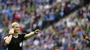 Aksi wasit wanita, Bibiana Steinhaus mendengar masukan asisten pelatih saat memimpin laga Bundesliga antara Hertha Berlin dan Werder Bremen di Berlin, Jerman (10/9/2017). Laga tersebut merupakan debut Bibiana Steinhaus. (AFP/Tobias Schwarz)