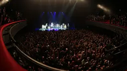 Ratusan penggemar memadati konser perdana grup rock AS, Eagles of Death Metal setelah serangan Paris pada November 2015 lalu, yang digelar di gedung teater Olympia, Paris, Selasa (16/2). (AFP PHOTO/Joel SAGET)