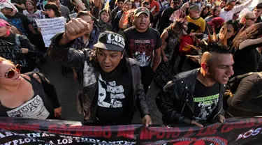 Sejumlah anak Punk turun ke jalan menolak kenaikan harga BBM, Mexico City, Meksiko (9/1). Para pengunjuk rasa menuntut Presiden Enrique Pena Nieto mencabut kebijakan tersebut atau mundur dari jabatannya. (AP Photo/Marco Ugarte)